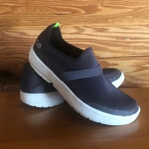 EUC Oofos Oomg size 11 or 42.